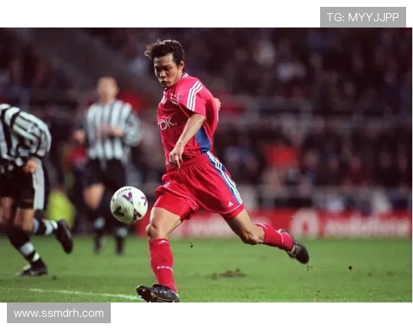 当代足球明星如何以荣耀与激情全面影响全球球迷的多彩生活方式